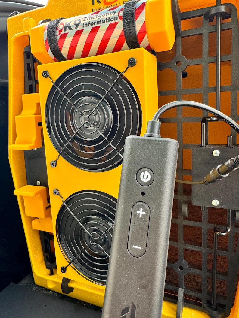 Pu&ograve; includere: Una scatola gialla con due ventole nere e un telecomando nero con un pulsante di accensione, pulsanti pi&ugrave; e meno. La scatola ha un cilindro rosso e bianco a strisce con il testo "K9 Emergency Information" su di esso.