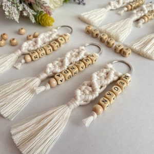 Presente para pedido de casamento para madrinhas, lembrancinhas para madrinhas, presentes de despedida de solteira para madrinhas, ideia de caixa para madrinhas, chaveiro com nome em macramê, presente para madrinhas
