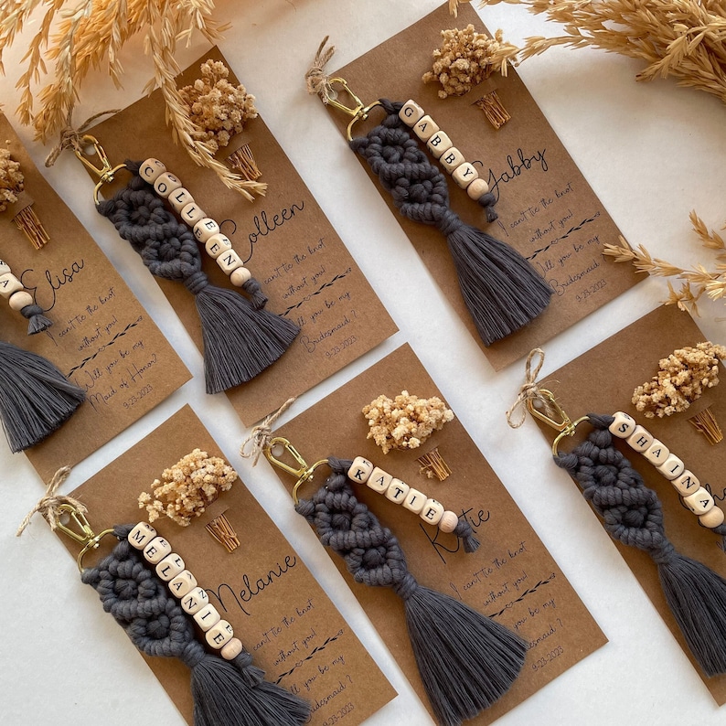 A personalized gift card for you. Key chain made of macrame thread. Used as wedding gift, birthday gift, welcome gift, Bachelorette Party. Will you be my Bridesmaid, Bachelorette Party Gifts for Bridesmaids ,The name and date are written on the card.