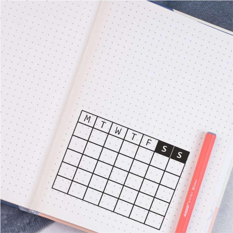 Puede incluir: Un planificador semanal en blanco con un dise&ntilde;o de cuadr&iacute;cula y los d&iacute;as de la semana etiquetados como M, T, W, T, F, S, S. El planificador est&aacute; en una p&aacute;gina blanca con un patr&oacute;n de puntos.