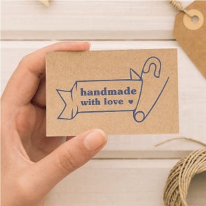 Stempel HANDGEMAAKT MET LIEFDE / stempel veiligheidsspeld / Massief houten stempel / Crafterstempel / Stempel met hand en hart / Crafterstempel