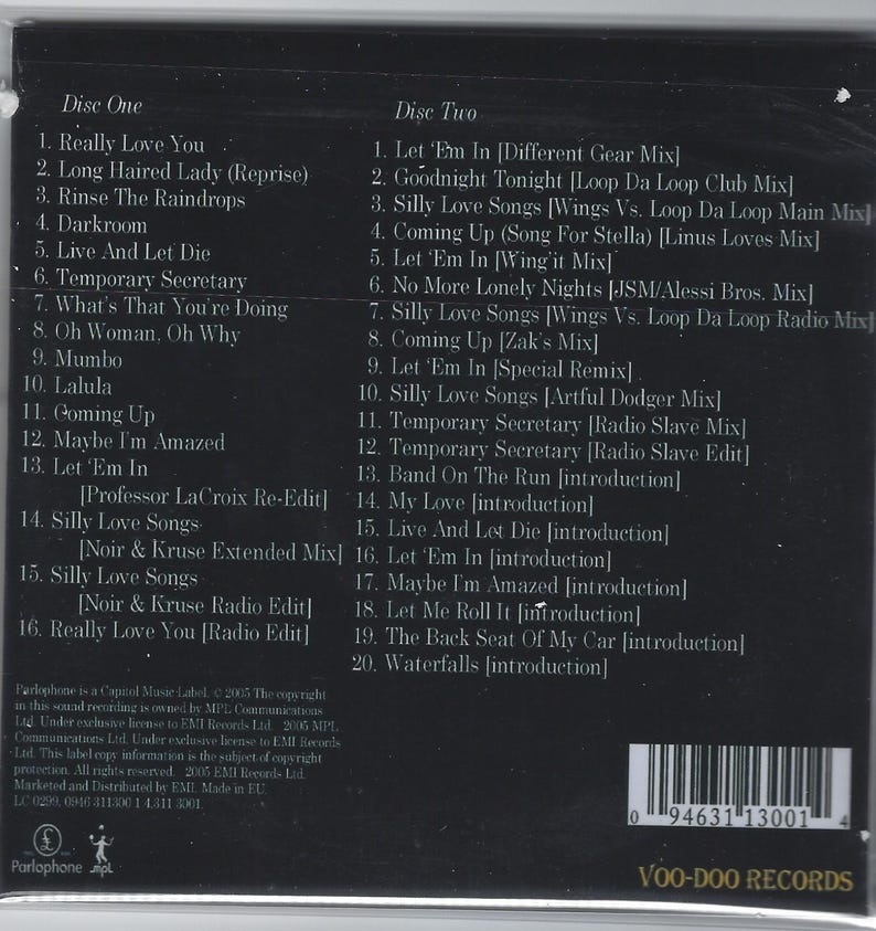 Op de afbeelding: Een cd-hoesje met een zwarte achtergrond en witte tekst met songtitels van twee schijven. De tekst bevat songtitels als "Really Love You", "Let 'Em In" en "Silly Love Songs". De cd is van Voo-Doo Records.