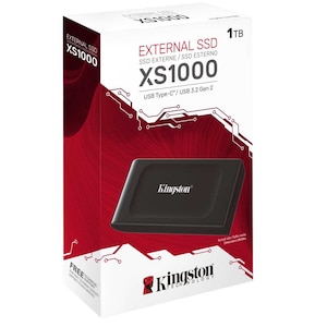 Può includere: Una scatola rossa e bianca con un disco rigido esterno nero. La scatola ha il testo "EXTERNAL SSD XS1000" e "USB Type-C/USB 3.2 Gen 2". Il disco rigido è etichettato con "Kingston".