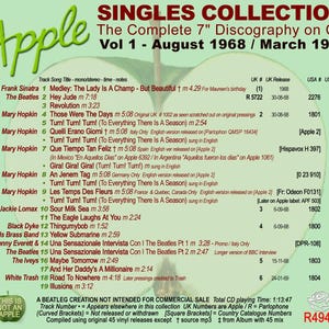 Może przedstawiać: Zielone jabłko na białym tle. Tekst "Singles Collection" znajduje się u góry obrazu. Tekst "The Complete 7" Discography on CD" znajduje się pod tytułem. Tekst "Vol 1 - August 1968 / March 1969" znajduje się pod poprzednim tekstem. Obraz zawiera listę dyskografii singli wydanych przez wytwórnię Apple.