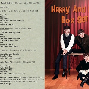 Pode incluir: Uma fotografia vintage de uma banda, provavelmente os Beatles, posando em frente a uma cortina vermelha. Os membros da banda estão sentados e em pé em um palco de madeira. O texto "Harry And His Box Set" está impresso em letras laranja na parte superior da imagem. A imagem é uma foto promocional para um álbum de música.