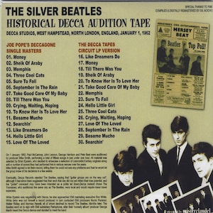 Puede incluir: Una fotografía en blanco y negro de The Beatles, una banda de rock británica, de su audición para Decca Records en 1962. La foto está sobre un fondo de recorte de periódico con el titular "Mersey Beat". Los Beatles están de pie frente a una pared de ladrillo. La foto es un artefacto histórico de los primeros días de la banda.