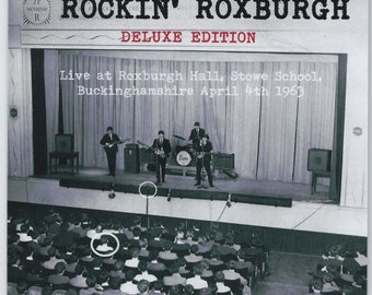 Könnte beinhalten: Ein schwarz-weißes Albumcover mit dem Titel ROCKIN' ROXBURGH DELUXE EDITION. Es zeigt eine Band, die am 4. April 1963 in der Roxburgh Hall, Stowe School, Buckinghamshire, auftritt, während das Publikum in Reihen davor sitzt.