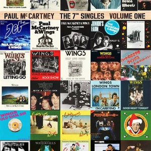 Könnte beinhalten: Eine Collage aus 36 verschiedenen Albumcovern mit Paul McCartney und Wings. Die Albumcover sind in einem Raster angeordnet und zeigen eine Vielzahl von Farben und Designs. Die Albumtitel beinhalten "Jet", "Band on the Run", "Silly Love Songs", "Venus and Mars", "Letting Go", "Mull of Kintyre", "Old Siam, Sir", "Coming Up", "Waterfalls", "Tug of War", "Say Say Say", "Pipes of Peace", "No More Lonely Nights" und "Paul McCartney and the Frog Chorus".