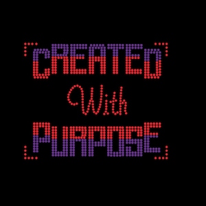 以下が含まれることがあります： 黒の背景に赤と紫の文字で「CREATED WITH PURPOSE」と書かれています。