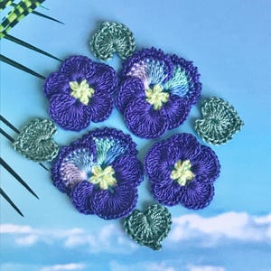 Ensemble de 8 pensées feuilles fleurs de pensées violettes violettes appliques au crochet de 1,8 po., broderie en tricot
