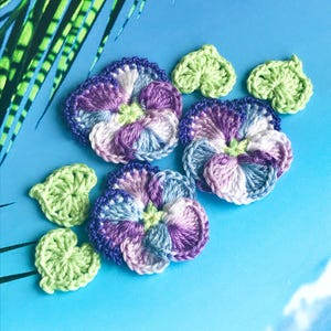 Ensemble de 7 pensées feuilles lavande blanche pourpre fleurs de pensée violette appliques au crochet 2 po.