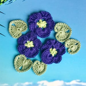 Ensemble de 8 pensées, feuilles de fleurs de pensées violettes, appliques au crochet à la main de 1,5 po., broderie en tricot