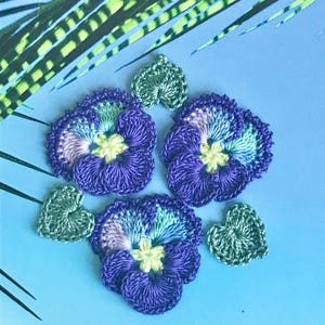 Ensemble de 6 pensées feuilles fleurs de pensées violettes violettes appliques au crochet à la main 1,8 pouces broderie en tricot