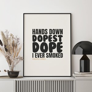 Puede incluir: Impresión tipográfica en blanco y negro con el texto "Hands Down Dopest Dope I Ever Smoked" y el texto "Pineapple Express" en una fuente más pequeña debajo.
