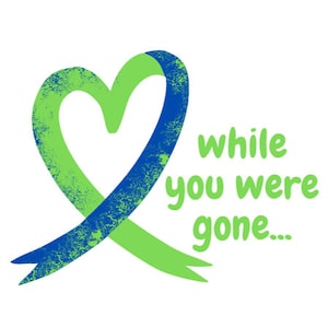 Könnte beinhalten: Ein herzförmiges Design mit einem grünen Band, das die Oberseite bildet, und einem blauen Band, das hindurchläuft. Der Text "while you were gone..." ist in Grün geschrieben und fügt dem Design eine herzliche Botschaft hinzu.