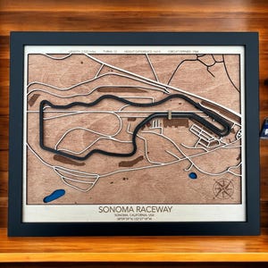 Houten muurkunst Sonoma Raceway – Gelaagde houten kaart – Decor circuit circuit – Aangepast lasergesneden ingelijst motorsportcadeau - Sonoma Track