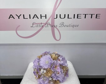 Elegante bouquet lilla e oro con farfalle e perle