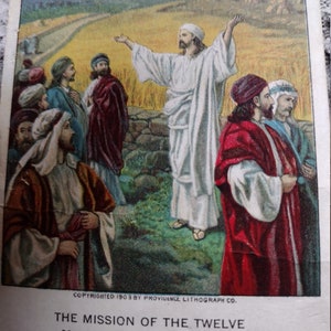 Op de afbeelding: Een vintage religieuze illustratie die Jezus Christus met uitgestrekte armen afbeeldt, omringd door zijn discipelen. De scène speelt zich af in een veld met een stenen muur op de achtergrond. De tekst onder de afbeelding luidt "De Missie van de Twaalf" en bevat een verwijzing naar een Bijbelvers.