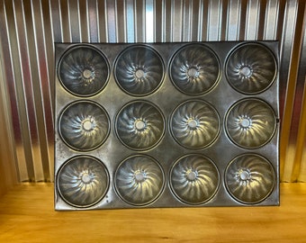 1940’s Large Full Dozen Tinned Steel Turks Head Muffin Pan  H-011