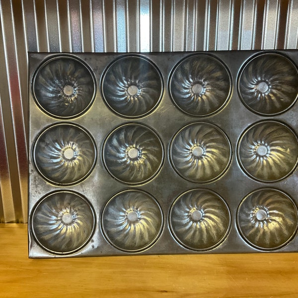 1940’s Large Full Dozen Tinned Steel Turks Head Muffin Pan  H-011