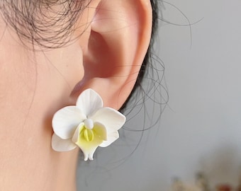 Pendientes de orquídea blanca hechos a mano en arcilla polimérica, joyería floral, regalo nupcial para ella, boda botánica, elegante estilo floral.