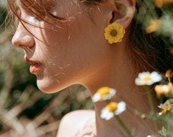 ホワイトデイジースタッドピアス 誕生花 音楽祭 手作りギフト 彼女への贈り物 フェアリーコアジュエリー ブライダル ブライズメイドギフト デイジーチェーンフィールド