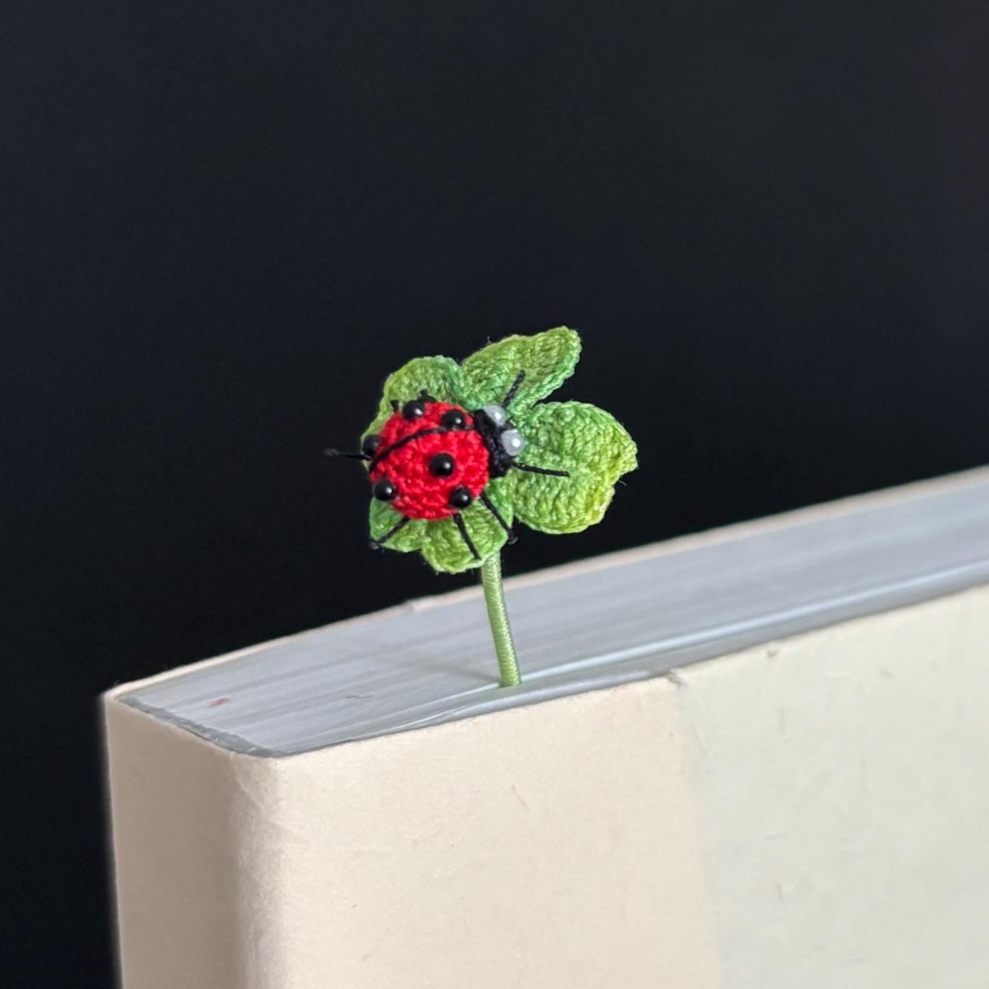 かぎ針編みのてんとう虫のブックマーク：コテージコアの読書好きへの