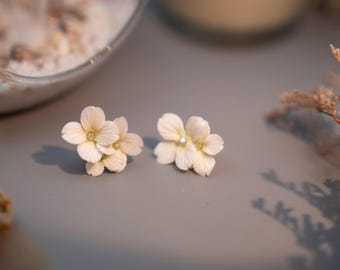 アジサイのイヤリング、アシンメトリーな白い花のスタッドピアス、フェミニンで繊細なブライダルジュエリー、繊細な白い花、ユニークな花柄、花嫁介添人へのギフト