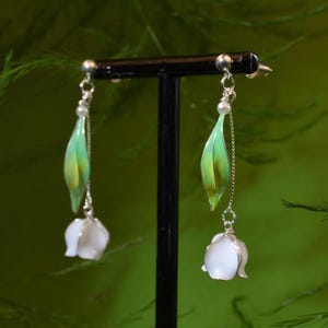 Pendientes de lirio del valle, joyería nupcial, flor de nacimiento de mayo, arte botánico en resina, regalo de boda de ensueño para la novia y las damas de honor.
