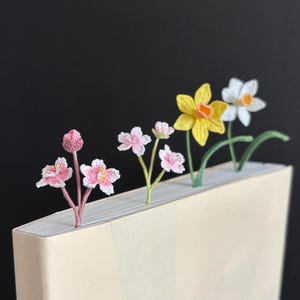 3月の誕生花、桜のしおり。読書好きの読書クラブの彼女への誕生日の卒業祝い、誕生日の母の日のプレゼントに。