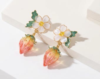 Aardbeien oorbellen bedeltjes sieraden aardbeien zomerfruit handgemaakte hangende oorbellen cottage core schattig en verfijnd glasachtig bessenhars accessoire
