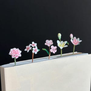 ピンクの花柄ブックマーク かわいいかぎ針編みのブックマーク ユリの花 桃の花 桜 ダリアの花 彼女への読者ギフト 母の日 バレンタイン
