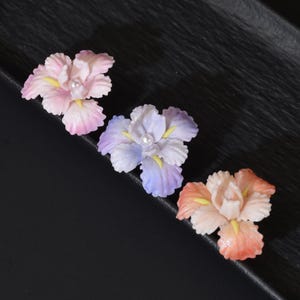 Iris bloem oorknopjes glinsterende koud porselein bloemen sieraden handgemaakte botanische oorbellen parel bloem cadeau voor haar tuinliefhebber moeder