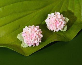 アジサイの花のイヤリング、パール付き、ブライダルジュエリー、彼女への結婚祝い、花柄パール、ブライズメイド、春のブライダルシャワースタイル、お母さんへのギフト