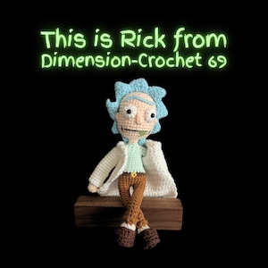 Könnte beinhalten: Eine gehäkelte Figur von Rick Sanchez aus der Zeichentrickserie Rick and Morty, die einen weißen Laborkittel und eine braune Hose trägt. Die gehäkelte Figur sitzt auf einer Holzoberfläche. Der Text "This is Rick from Dimension-Crochet 69" ist in grünem Neon über der Figur geschrieben.