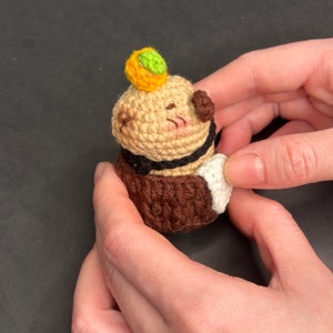 Llavero de capibara, bonito llavero de ganchillo, amigurumi, amuleto de capibara, soporte emocional, mascota de peluche de hilo divertido para coche, bolso de teléfono
