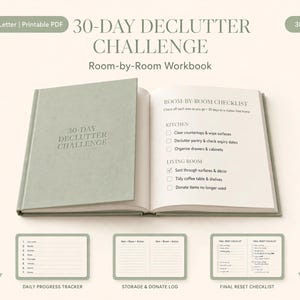 Könnte beinhalten: Ein 38-seitiges 30-Day Declutter Challenge Arbeitsbuch im A4- und US-Letter-Format. Der salbeigrüne Einband trägt den Titel, während die offenen Seiten eine Room-by-Room Checklist, einen Daily Progress Tracker, ein Storage and Donate Log und eine Final Reset Checklist zeigen.