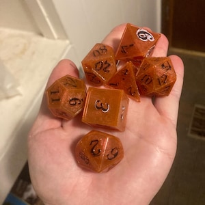 Anpassningsbart hartsset med 7 stora polyedriska tärningar för D&D/TTRPG etc.