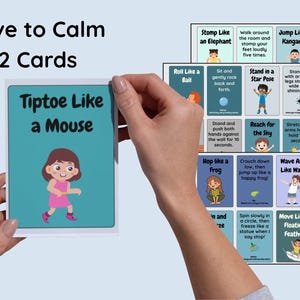 Peut inclure: Un ensemble de 12 cartes intitul&eacute; "Move to Calm". La carte tenue en main indique "Tiptoe Like a Mouse" avec une illustration d'une fille en robe rose. D'autres cartes montrent divers exercices comme "Stomp Like an Elephant" et "Jump Like a Kangaroo."