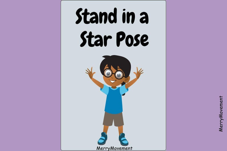 Peut inclure: Illustration d'un enfant en position d'&eacute;toile, les bras et les jambes &eacute;cart&eacute;s. L'image contient le texte "Stand in a Star Pose" en haut. L'enfant porte un t-shirt bleu, un short marron et des chaussures bleues. Le fond est gris clair.