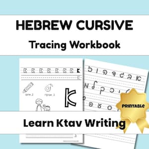 Puede incluir: Un cuaderno de ejercicios de escritura cursiva hebrea imprimible con el texto "HEBREW CURSIVE Tracing Workbook" en negro. Las páginas del cuaderno presentan letras y palabras para trazar, con ilustraciones y el texto "Learn Ktav Writing". Una pegatina dorada en forma de estrella "PRINTABLE" está a la derecha.