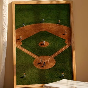 Puede incluir: Una impresión enmarcada de un campo de béisbol, vista desde arriba. El campo es verde con áreas de tierra marrón para las bases y el montículo del lanzador. Varias figuras pequeñas representan a los jugadores. El marco es de madera clara.