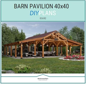 Puede incluir: Representación detallada de un pabellón de granero, de aproximadamente 12,2 x 12,2 metros, con estructura de madera y techo marrón. La estructura incluye luces colgantes y está ubicada en un área exterior cubierta de hierba. El texto en la imagen dice "BARN PAVILION 40x40 DIY PLANS".