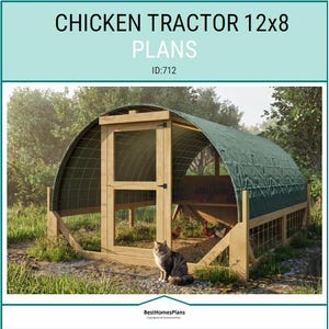 Pode incluir: Plano de galinheiro móvel de madeira com telhado verde e laterais de rede de arame. O texto "CHICKEN TRACTOR 12x8 PLANS" é exibido no topo. Um gato está sentado em frente ao galinheiro.
