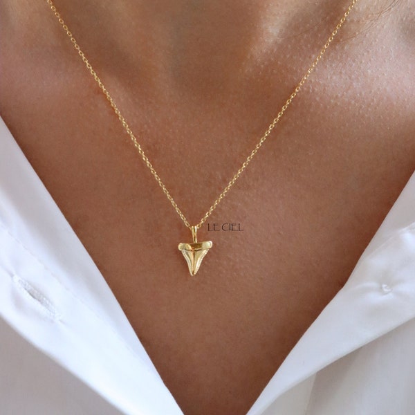 Superbe collier à pendentif dent de requin en or 18 carats • Bijoux uniques inspirés de l'océan • Collier à breloques • Cadeau pour elle • Cadeau de demoiselle d'honneur