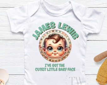 Gepersonaliseerde baby gezicht bodysuit, aangepaste naam babypakje, gepersonaliseerde naam schattig baby gezicht shirt, vintage look baby bodysuit, naam onesie©