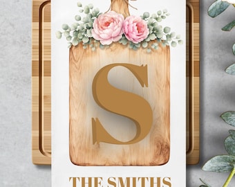 Pano de prato com monograma em formato de tábua de corte: decoração personalizada com estampa floral para louça de chá.