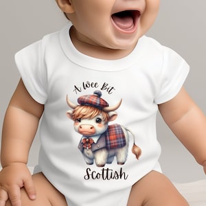 Highland Kuh Baby Anzug, Wee Bit Scottish Kuh Creeper, süßes Tartan Kuh Kleinkind Shirt, Babypartygeschenk, süßer Baby Anzug, Marke Onesies®