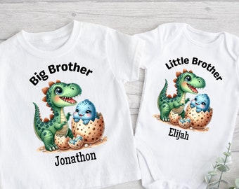 Gepersonaliseerde grote broer, kleine broer dinosaurus bijpassende T-shirts, dinosaurus aangepaste bijpassende pakken, gepersonaliseerd naam shirt, baby onesie©