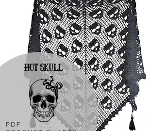Puede incluir: Chal de ganchillo negro con un patrón de calaveras. El chal tiene forma triangular, con un borde festoneado y una borla. Se ve el texto "HOT SKULL" y "PDF CROCHET CHARTS & WRITTEN PATTERN".